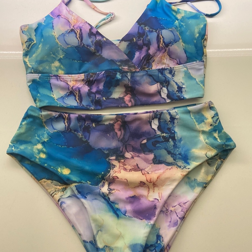 Never Worn 2piece Swim Suit Multi Print, pad inserts in bra.